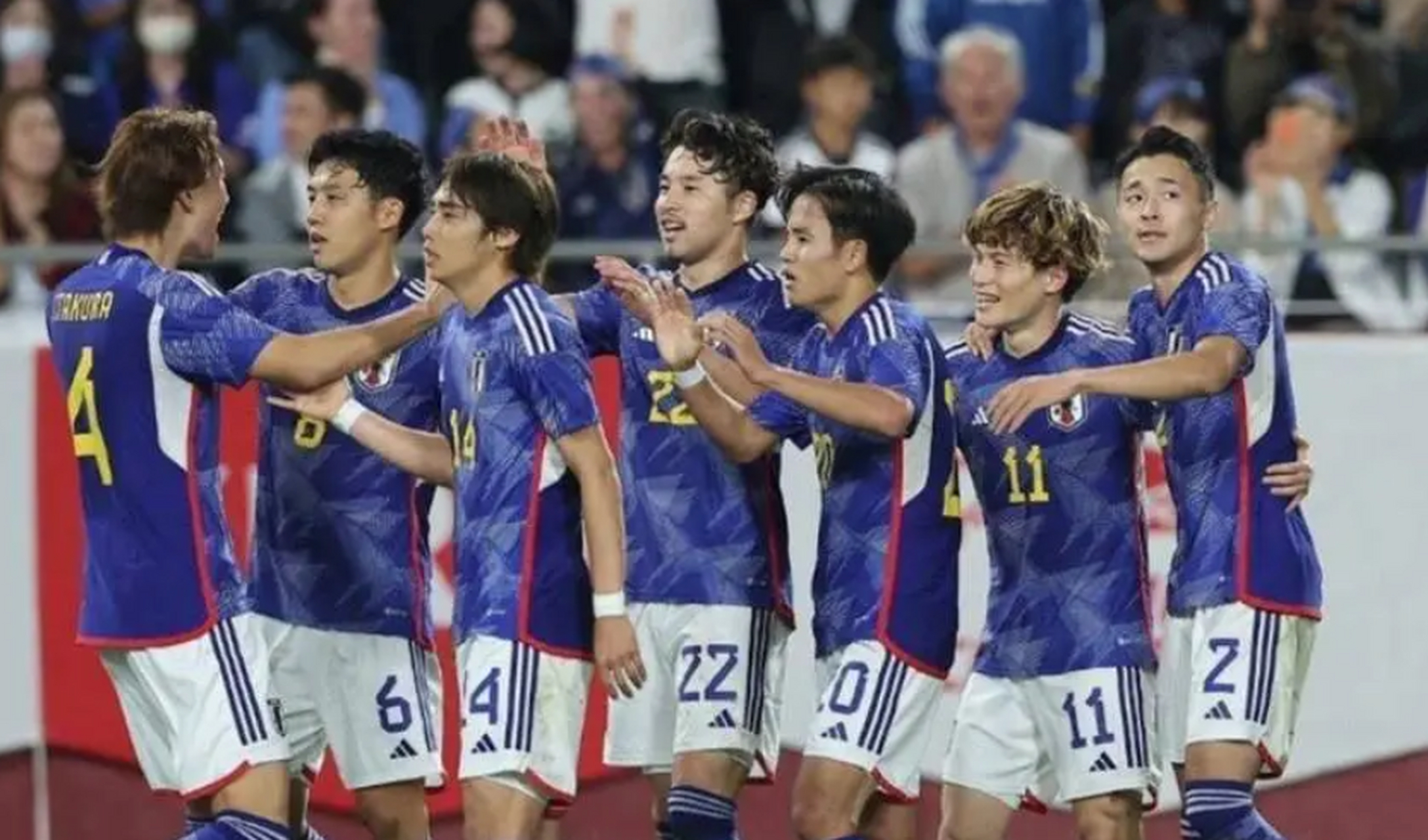 日本足球队在比赛中取得胜利，晋级下一轮